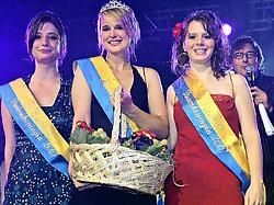Leen Jonckers (midden) is Druivenkoningin. Zilia Nagy (rechts) is eerste eredame en Marlies Heuvelmann tweede.Koen Merens<br>