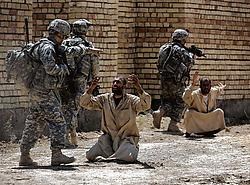 Amerikaanse militairen doorzochten zaterdag een huis in het zuiden van Bagdad op zoek naar leden van Al-Qaeda. afp<br>
