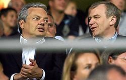 De Standard-supporters Didier Reynders (l.) en Yves Leterme zagen hun favoriete ploeg zaterdagavond een ruime zege behalen in Roeselare. belga<br>