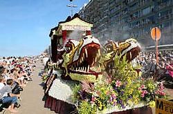 De wagen met Chinese maskers won de publieksprijs en de eerste prijs van de officiële jury. Norbert Minne