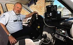 Vanuit zijn anonieme wagen flitst commissaris Philippe Samyn steeds meer snelheidsduivels. Patrick Holderbeke