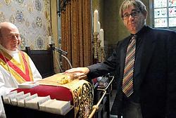 De priester van de Heilig Bloedkapel kan dankzij het beveiligingssysteem van Marc De Rick voortaan met een gerust hart slapen. Michel Vanneuville