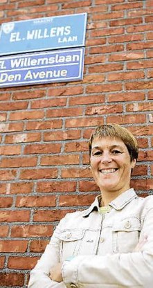 Ann Somers bij het eerste bord voor Den Avenue.Koen Merens<br>