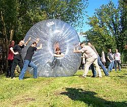 Kunstenares Elodie Antoine ging even in de 'Zorb', ondersteund door enkele deelnemende kunstenaars en Patrick Merckaert van vzw Boem.