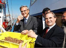 Minister-president Kris Peeters en burgemeester Roland Crabbe laten zich de eerste garnalen van het nieuwe seizoen smaken. Isabelle Vanhassel