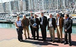 Kris Peeters (vijfde van links af) bracht een werkbezoek aan Blankenberge. Vlaanderen pompt 8,5 miljoen in de opwaardering van de haven. Norbert Minne