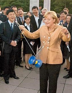 Merkels bezoek aan het Verre Oosten lijkt ontspanning in vergelijking met de dossiers die haar nog te wachten staan. ap<br>