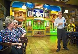Minister Anciaux bij de voorstelling van de collectie muziekautomaten, straatpiano's, dansorgels en kermisorgels.Bart Dewaele<br>