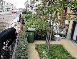 Karine De Smet bij haar voortuintje: <br>'Nu onze laan wordt heraangelegd, merk je dat er bij heel wat buurtbewoners interesse groeit om hun tuintjes in ere te herstellen.'<br>Frederiek <br>Vande Velde