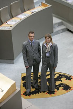 Onthaalpersoneel Vlaams parlement krijgt modieus kostuum