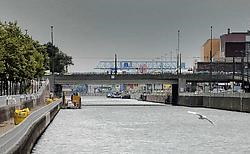 Zeeschepen kunnen nu al niet meer onder de Van Praet-brug. Herman Ricour