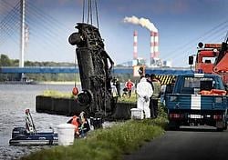 Eén van de zeventig gelokaliseerde autowrakken <br>in het Albertkanaal tussen Diepenbeek en Ham wordt bovengehaald. Yorick Jansens<br>