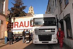 De vrachtwagen raakte in de problemen toen hij wou afdraaien. Michel Vanneuville