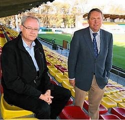 Peter Verdonck (links) en Dannick Minne moeten een week voor het grote openingsfeest van het vernieuwde Albertparkstadion alles afgelasten door de nieuwe voetbalkalender. Peter Maenhoudt