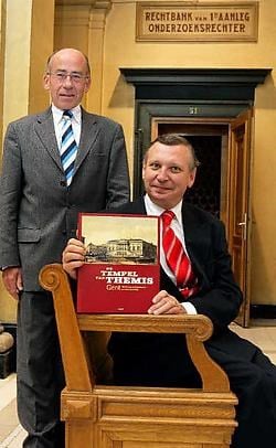 Johan Decavele (staand) en Christian Vandewal bij een authentieke zitbank (gemaakt in de gevangenis) en voor een van de eerste Nederlands-<br>talige opschriften uit de jaren dertig in het oude gerechts-<br>gebouw.<br>Frederiek <br>Vande Velde<br><br>