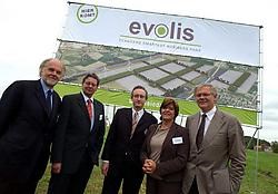 Filip Santy (midden) en Karel Debaere (links) van Leiedal mochten samen met de burgemeesters Stefaan De Clerck (Kortrijk), Claude Vanwelden (Zwevegem) en Rita Beyaert (Harelbeke) de nieuwe naam van het industriepark aan de E17 onthullen. Patrick Holderbek
