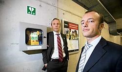Algemeen directeur Kristof Voeten en marketingmanager Olivier Van Schap stellen de automatische hartdefibrillator in de parkeergarage aan het Astridplein voor. Wim Kempenaers<br>