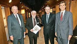 Roland Renson van het Sportimonium verwelkomde de heren Pierre-Olivier Beckers, baron Philippe de Schoutheete de Tervarent en Jacques Rogge. Koen Merens