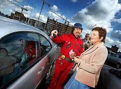Swa 'de garagist' legt parkeerders uit dat ze hun auto gratis kunnen laten graveren. Yorick Jansens<br>