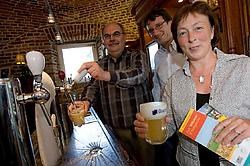 Jos Cauwberghs, Christopher Burghardt, Monique Swinnen: brouwerij en toerismedienst bieden een tweedaags verblijf in Hoegaarden aan.Jef Collaer<br>
