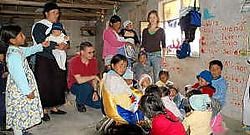 Jürgen en Fien D'Huyvetter bij de kinderen in het schooltje dat door de Ecassef Foundation werd opgericht. rr<br>
