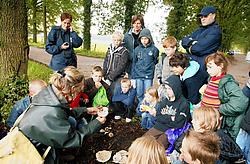 Het vierde leerjaar van De Zandloper maakte als eerste onder leiding van gids Magda Polfliet kennis met de natuur van Zomergem.Vacas<br>