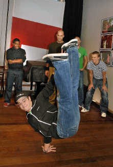The groepsleden van Addicted Crew houden van funk en halen ogenschijnlijk halsbrekende toeren uit.<br> Paul De Malsche