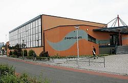 De renovatie van het zwembad werd voltooid in 2002, maar het project is nog steeds niet opgeleverd door allerhande problemen. Eddy Van Ranst<br>