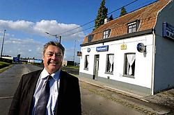 Om niet alle truckchauffeurs van de grensovergang in Rekkem weg te jagen, besloot Jean-Marie Ghesquière om het café National over te nemen. Hij vond een ervaren cafébaas om de zaak te runnen. Patrick Holderbeke