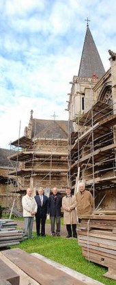 Leden van het kerkbestuur Henri Van Haute, Willy Delvaux, Herman Fabri, Jurgen Tistaert en pastoor Leo Ecker moeten het de komende twee jaar doen met een kerk in de steigers.<br> Yvan De Saedeleer