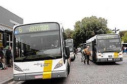 Op het Stationsplein is het vooral in de avondspits een warboel aan bussen. Michel Vanneuville