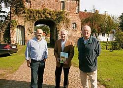 Carlos, Géry en Arsène Huysman stellen met trots hun familieboek 'Groot Goed: Huysmanhoeve' voor.Vacas