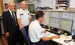 Vanuit de controlekamer van de dispatching kan de locatie van alle politieagenten bepaald worden. Bart Vandenbroucke