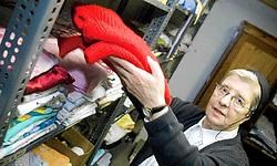 Zuster Emmanuel in haar kledingdepot: 'We hebben constant een voorraad voor zo'n twintig mensen.'Filip Erkens