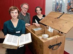 De Erfgoedkoffer zit vol materialen, waarmee in de middeleeuwen handschriften werden gemaakt: inkten, verven, pigment, zwanenveren, messen en soorten perkament. Michel Vanneuville