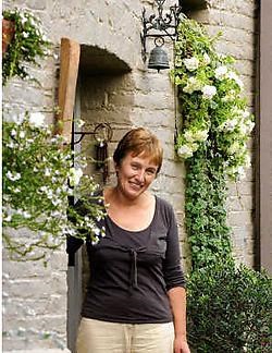 Voor een goede verzorging is Alice Mas dagelijks drie uur bezig met haar tuin. 'Het is dan ook dubbel genieten van al de bloemencombinaties.'David Stockman