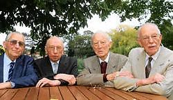 De oud-klasgenoten Louis Verbeke, Willy Opdebeeck, Willy Houtman en Albert Santy hadden elkaar veel te vertellen na zeventig jaar. <br>Bart Vandenbroucke