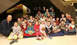 De tweede klas van de vrije basisschool mocht een nachtje in een echte legertent slapen. Bart Vandenbroucke