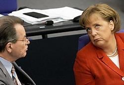 Vice-kanselier Franz Müntefering (l.) en kanselier Angela Merkel zien hun regering steeds meer op drift slaan.afp<br>