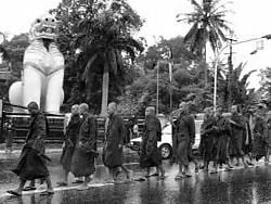 Monniken betoogden voor de derde opeenvolgende dag in Rangoon.afp<br>