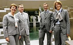 Links ziet u het oude, rechts het nieuwe uniform.Photo News<br>