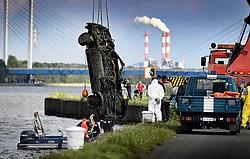 De algemene zoekactie in het kanaal tussen Ham en Diepenbeek zal een maand duren. Yorick Jansens<br>