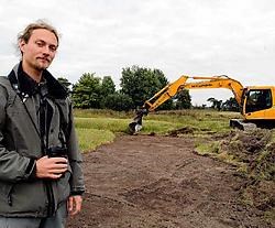 De grasmatten worden weggehaald om de oorspronkelijke vegetatie opnieuw te laten groeien, toont Maarten Jacobs die het project coördineert. Lily Leys<br>
