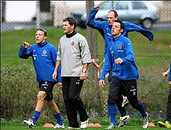 Wesley Sonck (links, met trainer Mathijssen, Clement en Sterchele): 'Ik kan nog altijd voetballen.'photo news<br>