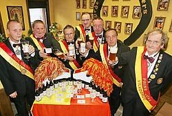 De leden van de Orde van de Pjeirefretters genieten van hun eerste eigen bier. Koen Merens<br>