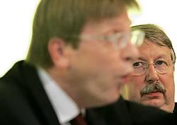André Flahaut (rechts) zoekt duidelijk de confrontatie met aftredend premier Guy Verhofstadt.photo news<br>