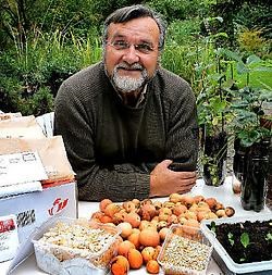 Professor Willem van Cotthem zamelt de groenten- en fruitzaadjes in die anders hier bij het gft belanden. In Algerije worden er moestuintjes mee aangeplant. Frederiek Vande Velde<br>