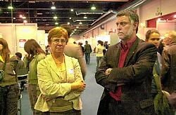Vera Van de Voorde en Freddy Van Malderen van de VDAB willen met de jobbeurs de drempel tot de bedrijven verlagen voor de werkzoekenden.Luc Verstraeten