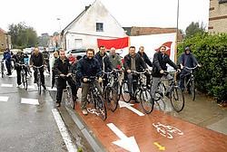 In de gietende regen is het nieuwe fietspad tussen Den Hoorn en Moerkerke ingereden. Michel Vanneuville