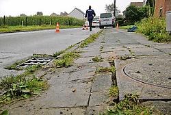 Het voetpad waarop de jonge fietser ongelukkig ten val kwam, verkeert in zeer slechte staat.Koen Merens<br>